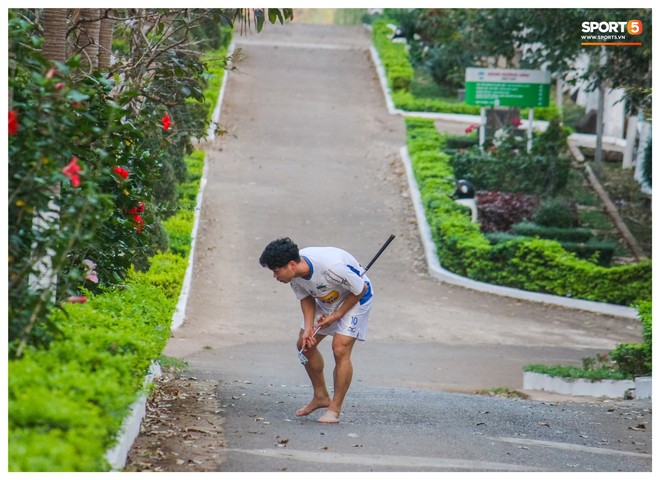 Fan bật cười với hình ảnh Công Phượng tập chơi golf trong sân học viện HAGL - Ảnh 2.