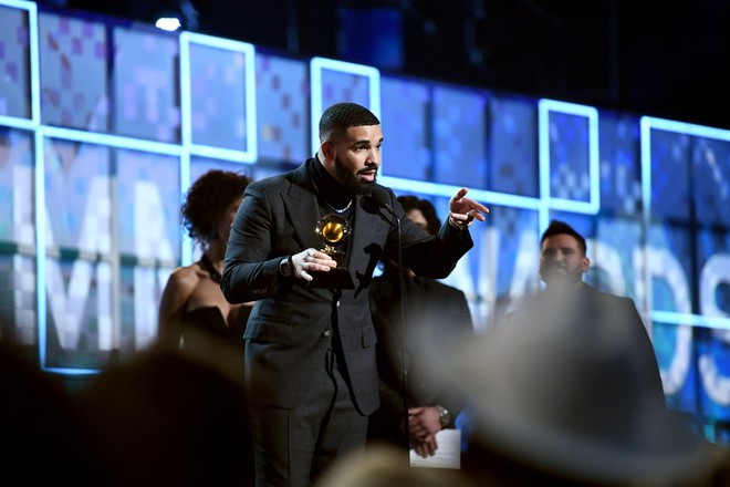 Đỉnh điểm của drama: Drake đang phát biểu thì bị cắt ngang mic vì ngang nhiên đá xéo Grammy - Ảnh 1.