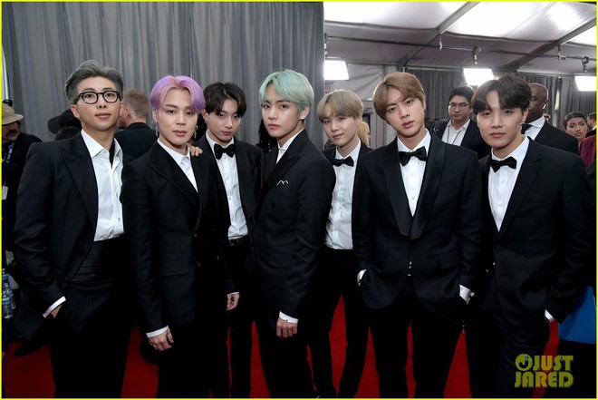 Thảm đỏ Grammy 2019: BTS, Lay (EXO) lung linh, Miley hở ngực bên dàn sao Âu Mỹ ăn diện khó hiểu - Ảnh 2.