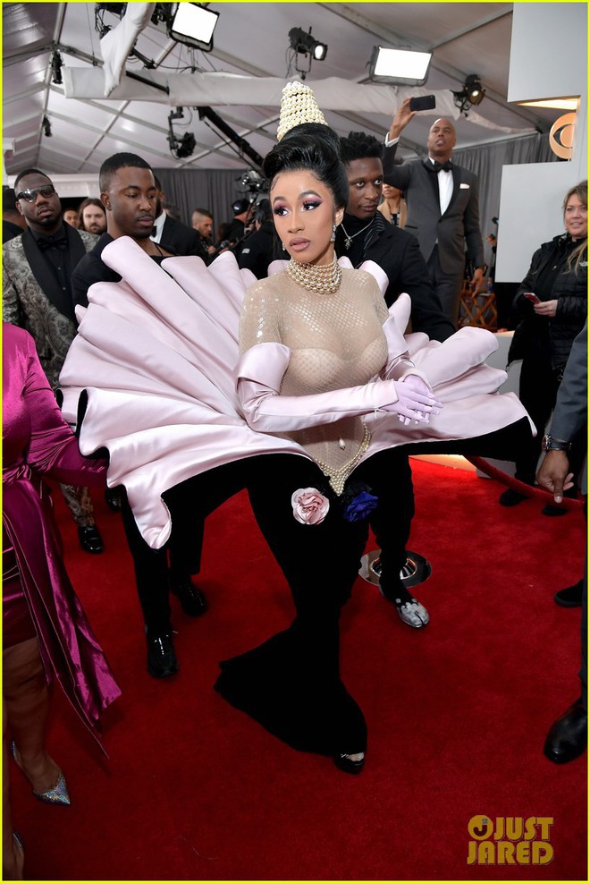 Cosplay nữ thần ngọc trai tại Grammy, Cardi B l&agrave;m fan thắc mắc: Đ&acirc;y l&agrave; tr&aacute;i chuối b&oacute;c vỏ hay ph&ugrave; thủy bạch tuộc? - Ảnh 2.