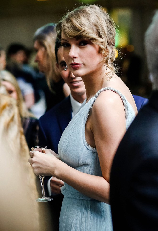 Hóa ra Taylor Swift vì bạn trai mà bỏ dự Grammy, đến Oscar Anh Quốc khoe vòng 1 bốc lửa khó tin - Ảnh 2.