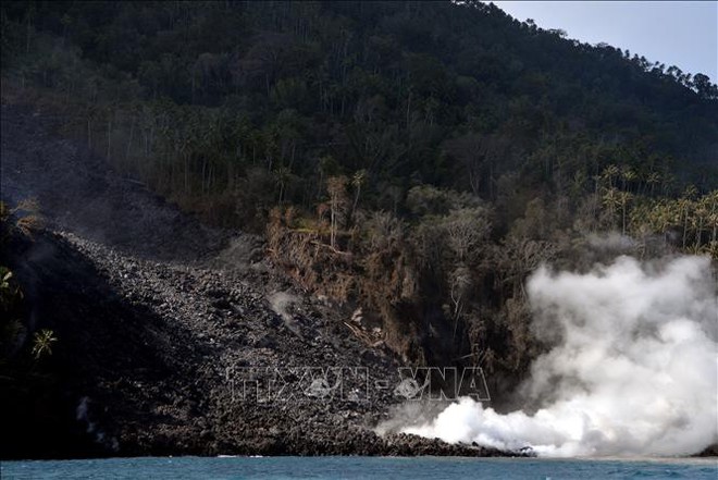 Núi lửa Karangetang phun trào, Indonesia sơ tán trên 1.000 người dân - Ảnh 1.