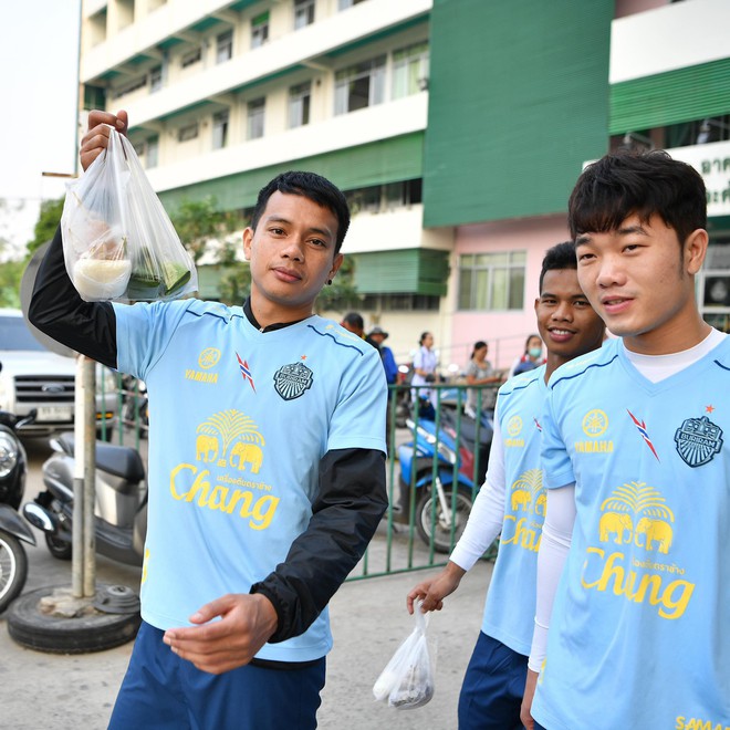 Xuân Trường tươi rói khi cùng đồng đội ngồi lề đường, ăn cơm nắm ở Thái Lan - Ảnh 2.