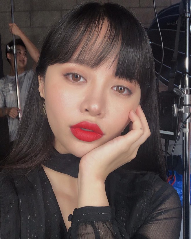 2 bí kíp makeup đơn giản nhưng max xinh của Michelle Phan: một kiểu sang chảnh, một kiểu hack tuổi cực hiệu quả - Ảnh 2.
