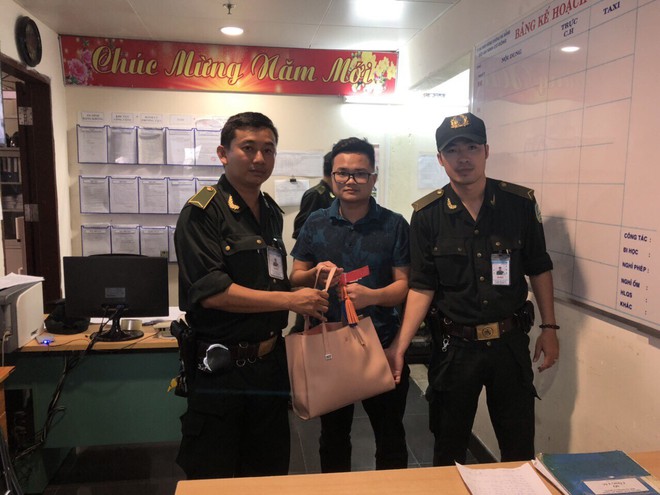 T&agrave;i xế taxi Mai Linh lấy t&uacute;i x&aacute;ch của kh&aacute;ch để qu&ecirc;n ở s&acirc;n bay Đ&agrave; Nẵng - Ảnh 1.
