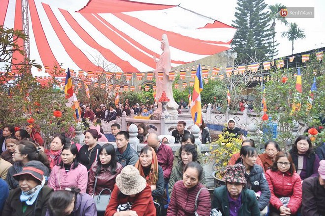 Hà Nội: Gần 10 tấn cá được hàng nghìn phật tử chuyền tay nhau trong lễ phóng sinh đầu năm - Ảnh 13.