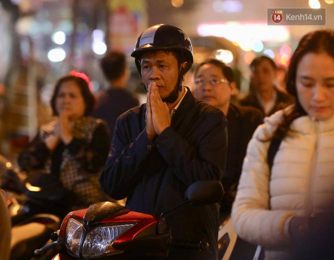 Tối mùng 8 Tết, hàng nghìn người Hà Nội tràn ra đường cúng sao giải hạn ở chùa Phúc Khánh - Ảnh 9.