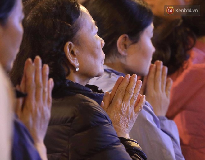 Tối mùng 8 Tết, hàng nghìn người Hà Nội tràn ra đường cúng sao giải hạn ở chùa Phúc Khánh - Ảnh 7.