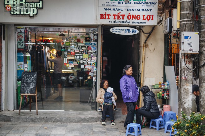 Cuộc sống bên trong những con ngõ chỉ vừa 1 người đi ở Hà Nội: Đèn điện bật sáng dù ngày hay đêm - Ảnh 5.