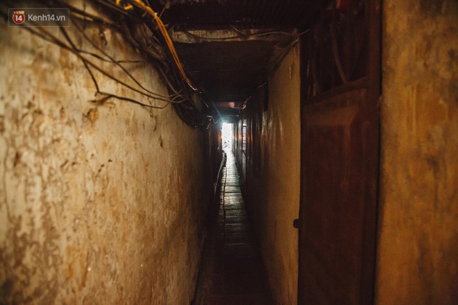 Cuộc sống bên trong những con ngõ chỉ vừa 1 người đi ở Hà Nội: Đèn điện bật sáng dù ngày hay đêm - Ảnh 12.