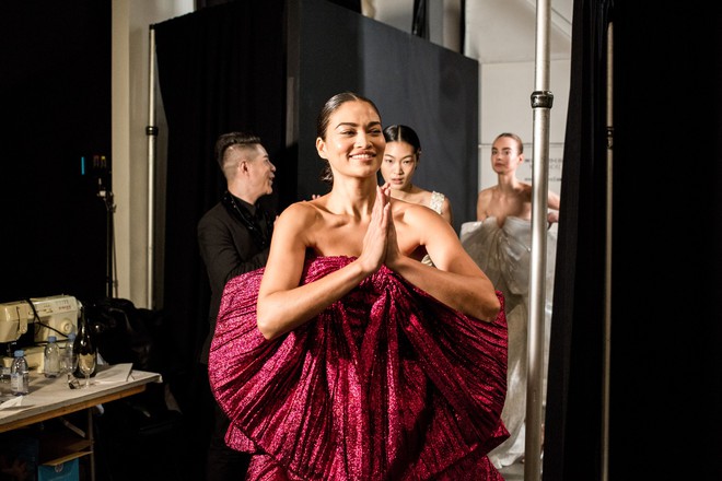 Nh&igrave;n hậu trường show tại New York của C&ocirc;ng Tr&iacute;, ai kh&ocirc;ng biết cứ ngỡ đ&acirc;y l&agrave; Victorias Secret Fashion Show! - Ảnh 5.