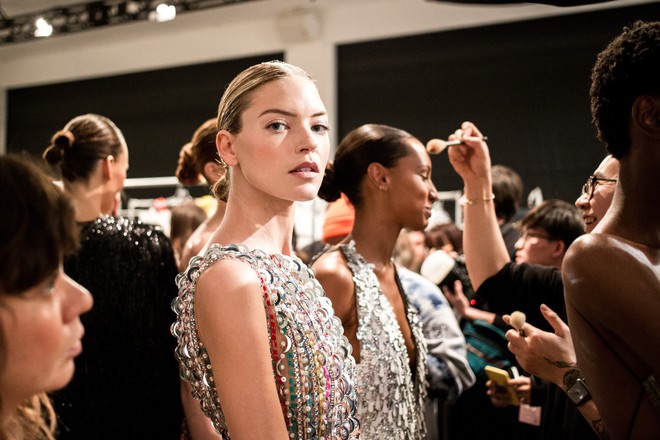Nh&igrave;n hậu trường show tại New York của C&ocirc;ng Tr&iacute;, ai kh&ocirc;ng biết cứ ngỡ đ&acirc;y l&agrave; Victorias Secret Fashion Show! - Ảnh 3.