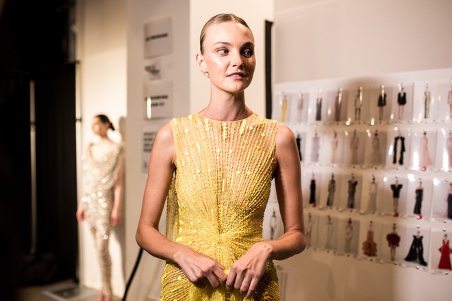 Nh&igrave;n hậu trường show tại New York của C&ocirc;ng Tr&iacute;, ai kh&ocirc;ng biết cứ ngỡ đ&acirc;y l&agrave; Victorias Secret Fashion Show! - Ảnh 9.