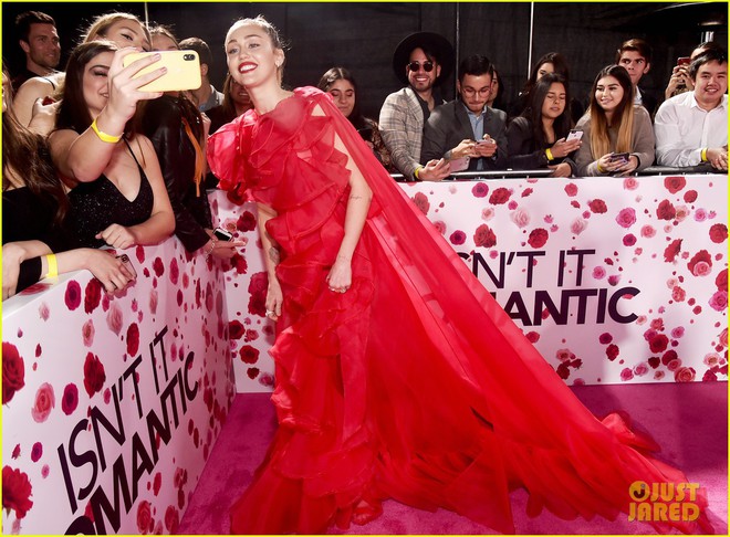 Chồng nhập viện, Miley Cyrus một mình vẫn sáng nhất thảm đỏ với bộ đầm hoành tráng quét đất - Ảnh 6.