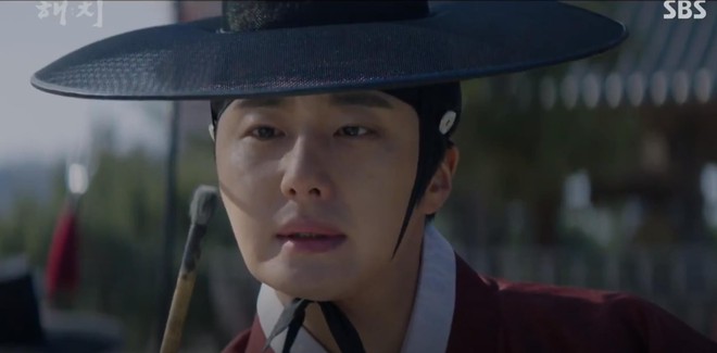 Ngoài xương sườn dao găm của Jung Il Woo, con ve chó của Go Ara là tâm điểm trong tập mở màn Haechi - Ảnh 2.