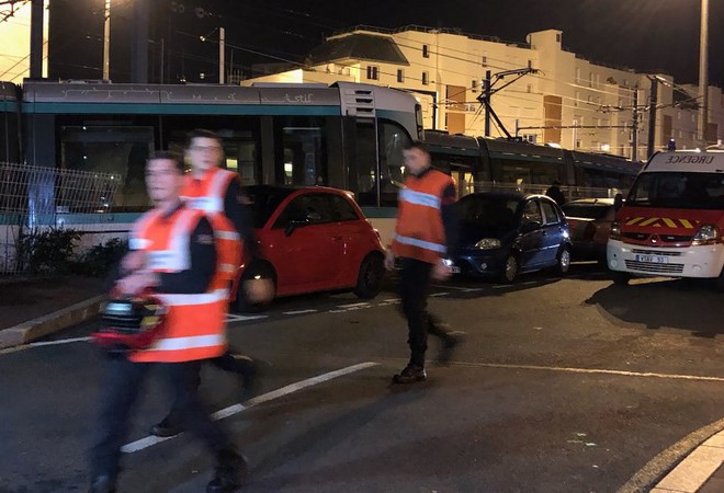 Hai tàu điện đâm nhau ở ngoại ô Paris, 12 người bị thương  - Ảnh 1.
