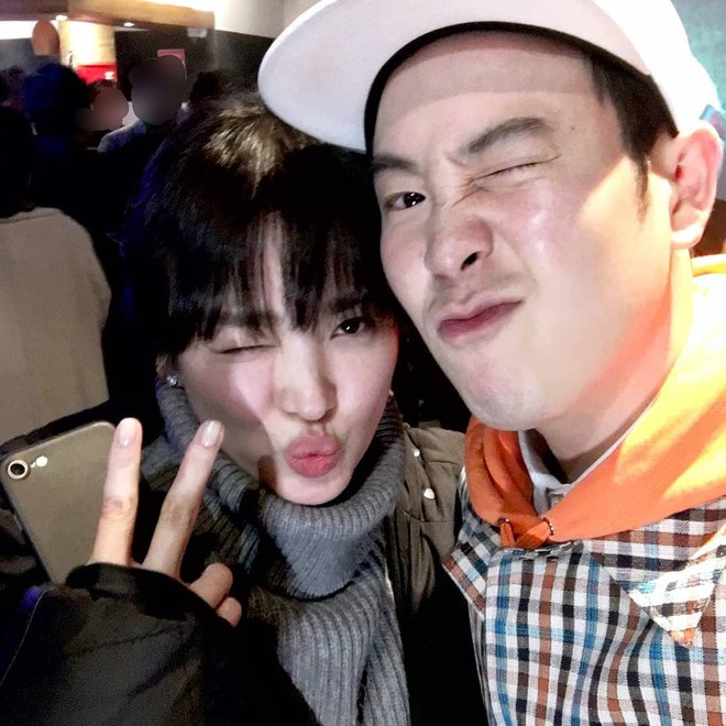 1 ngày trước khi rộ tin đồn ly hôn, Song Hye Kyo vẫn còn chụp selfie rạng rỡ bên một người đàn ông - Ảnh 3.