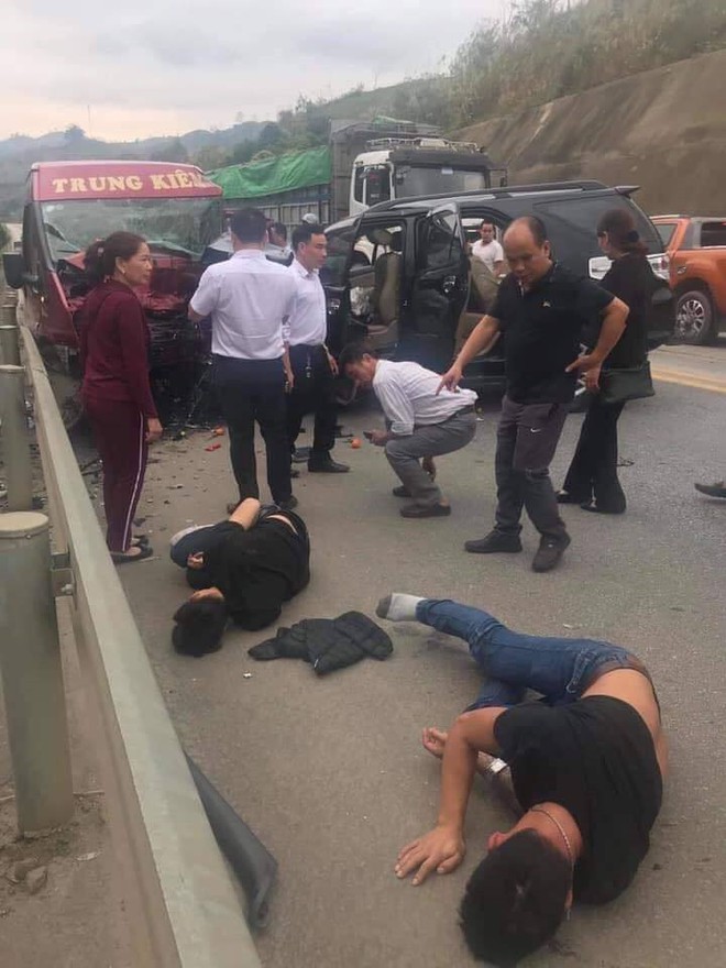 Hai ô tô đâm nhau trên cao tốc Nội Bài - Lào Cai, 9 người nhập viện cấp cứu - Ảnh 1.