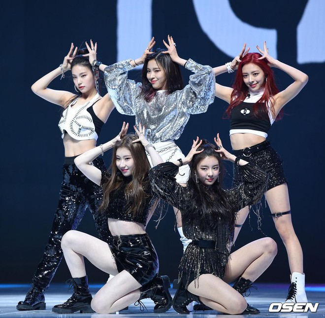 Debut chưa đầy một tuần tuổi, ITZY đã sắp trở thành nhóm nhạc Cô A và những người bạn? - Ảnh 1.