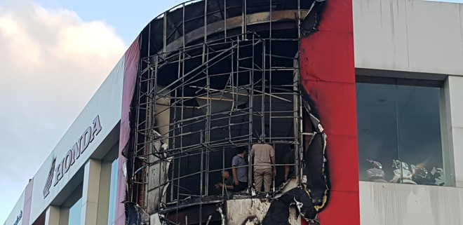 Đà Nẵng: Cháy tại cửa hàng xe máy, hành khách và nhân viên tháo chạy tán loạn - Ảnh 4.