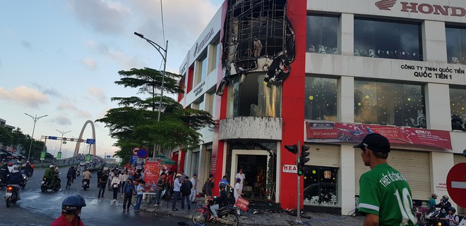 Đà Nẵng: Cháy tại cửa hàng xe máy, hành khách và nhân viên tháo chạy tán loạn - Ảnh 2.