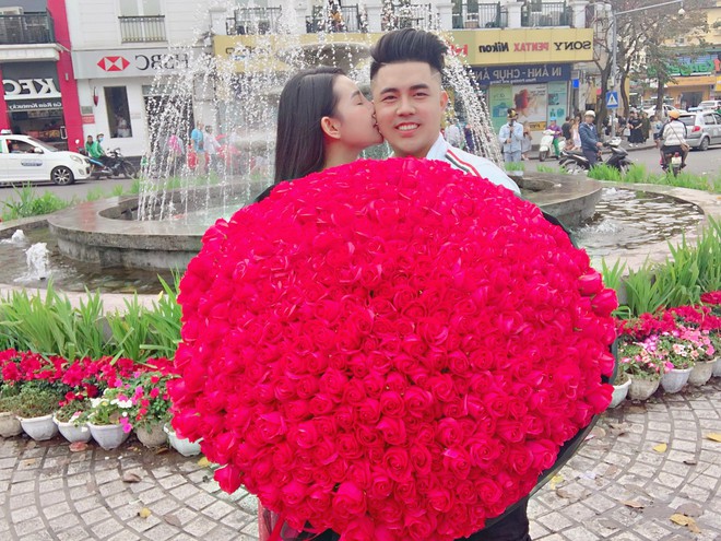 Chàng trai quỳ gối tặng người yêu bó hồng khủng 999 bông ngày Valentine, nhiều người lại tò mò về danh tính của cô nàng may mắn - Ảnh 3.