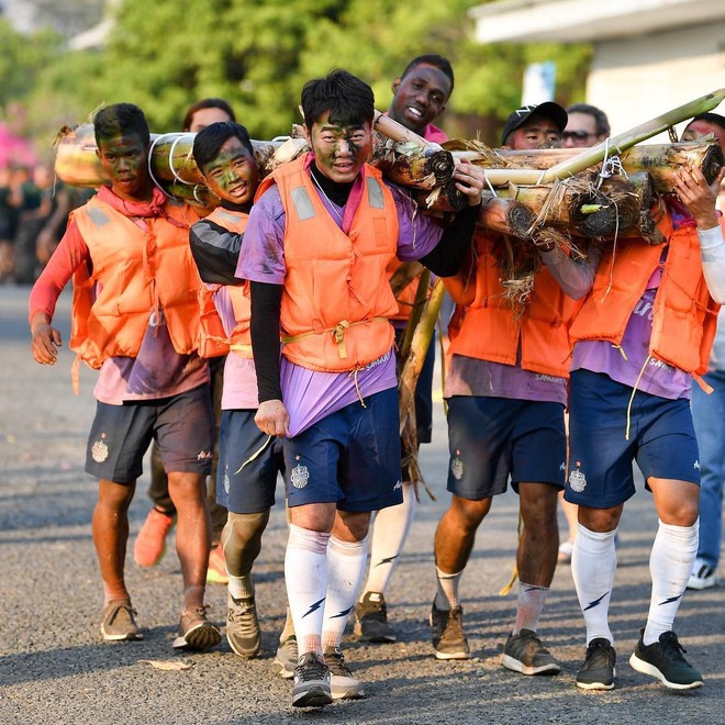 Xuân Trường kết bè chuối vượt sông cùng các đồng đội mới ở Buriram United - Ảnh 1.