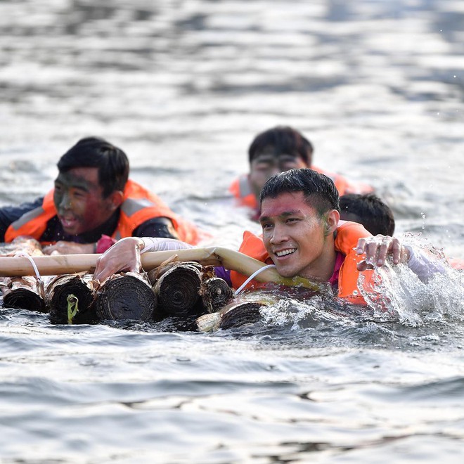 Xuân Trường kết bè chuối vượt sông cùng các đồng đội mới ở Buriram United - Ảnh 7.