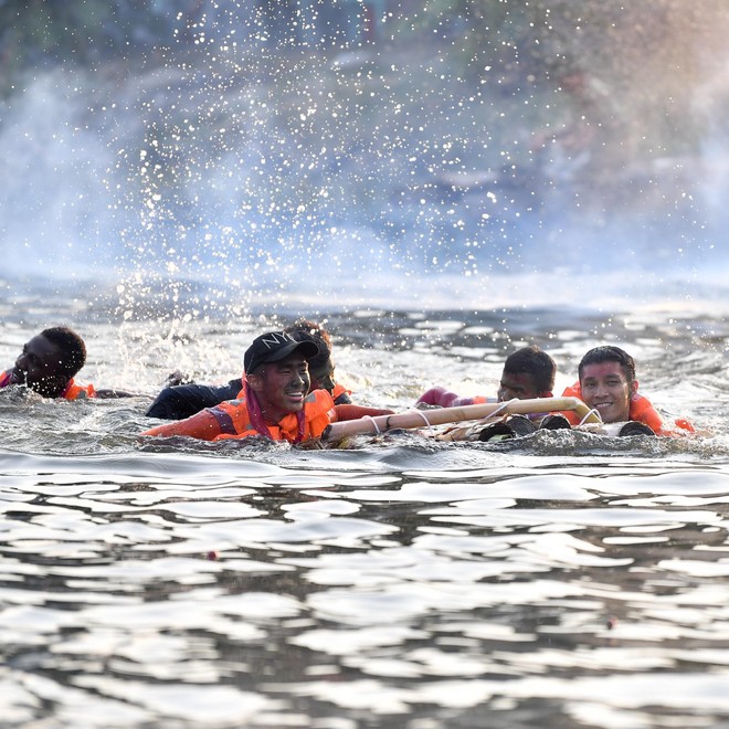 Xuân Trường kết bè chuối vượt sông cùng các đồng đội mới ở Buriram United - Ảnh 8.