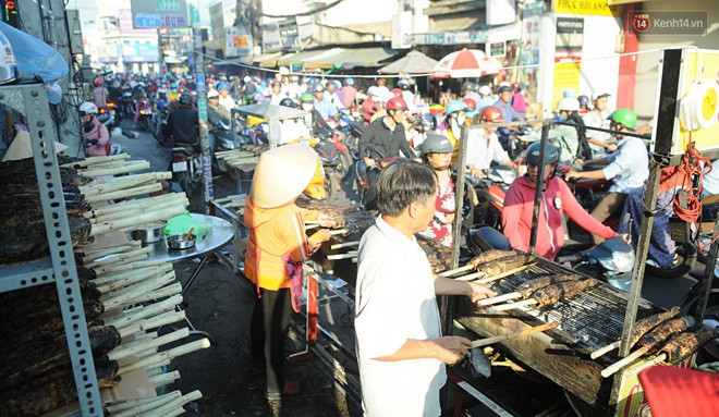 Huy động cả dòng họ chế biến hàng ngàn con cá lóc bán trong ngày vía Thần tài ở Sài Gòn - Ảnh 1.