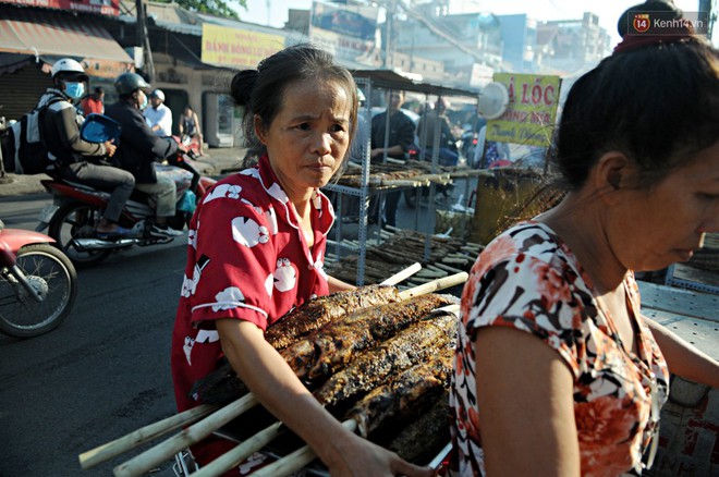Huy động cả dòng họ chế biến hàng ngàn con cá lóc bán trong ngày vía Thần tài ở Sài Gòn - Ảnh 13.