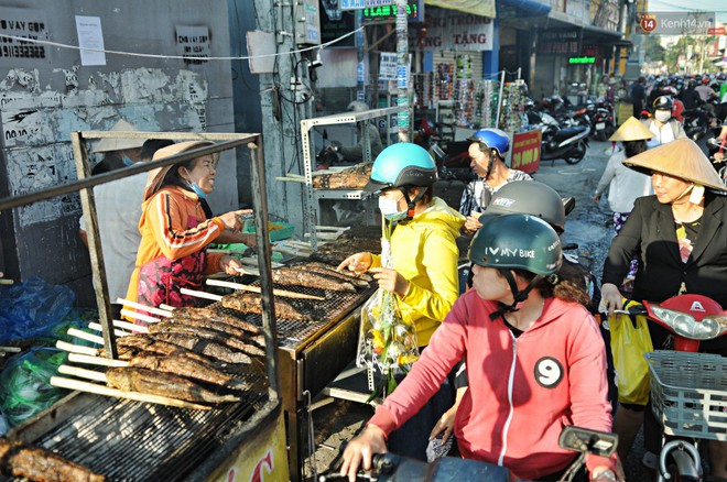 Huy động cả dòng họ chế biến hàng ngàn con cá lóc bán trong ngày vía Thần tài ở Sài Gòn - Ảnh 12.