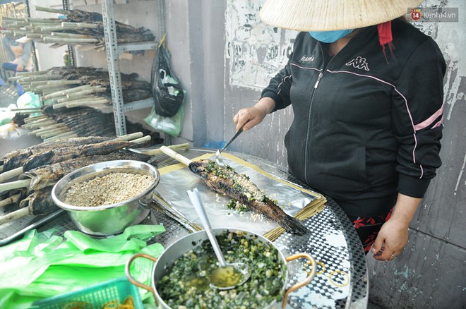 Huy động cả dòng họ chế biến hàng ngàn con cá lóc bán trong ngày vía Thần tài ở Sài Gòn - Ảnh 9.