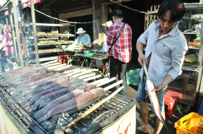 Huy động cả dòng họ chế biến hàng ngàn con cá lóc bán trong ngày vía Thần tài ở Sài Gòn - Ảnh 2.