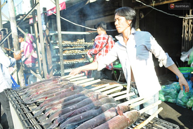 Huy động cả dòng họ chế biến hàng ngàn con cá lóc bán trong ngày vía Thần tài ở Sài Gòn - Ảnh 3.