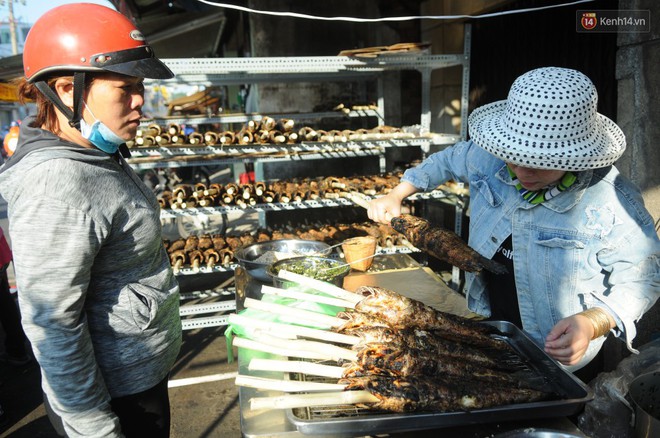 Huy động cả dòng họ chế biến hàng ngàn con cá lóc bán trong ngày vía Thần tài ở Sài Gòn - Ảnh 8.