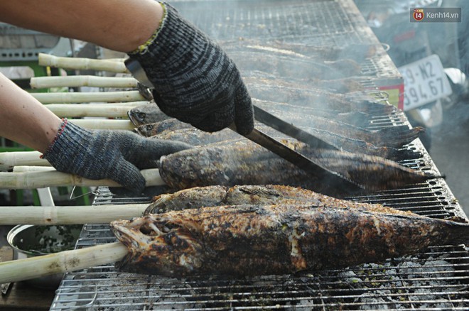 Huy động cả dòng họ chế biến hàng ngàn con cá lóc bán trong ngày vía Thần tài ở Sài Gòn - Ảnh 6.
