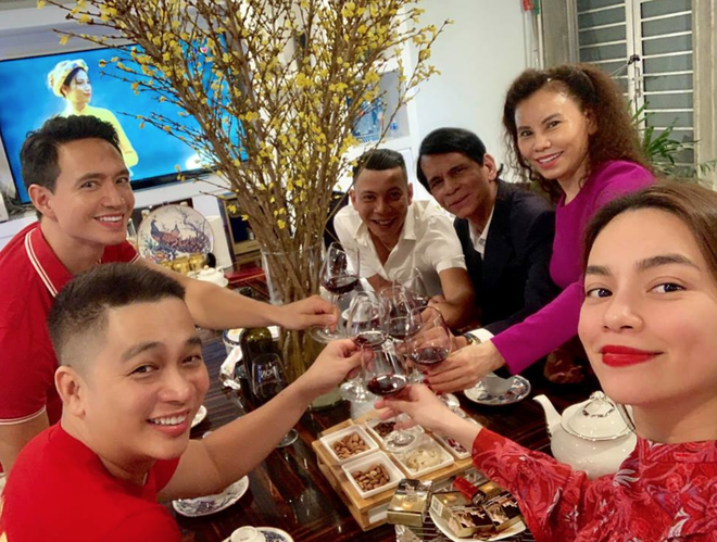 Đang đi nghỉ dưỡng c&ugrave;ng nhau, Kim L&yacute; vẫn kh&ocirc;ng qu&ecirc;n tặng qu&agrave; k&egrave;m lời ch&uacute;c ngọt ng&agrave;o tới H&agrave; Hồ trong ng&agrave;y Valentine - Ảnh 5.
