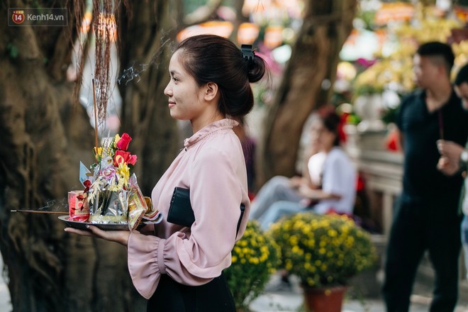 Ngày Valentine, nhiều bạn trẻ nô nức tới chùa Hà cầu mong khi đi lẻ bóng, khi về có đôi - Ảnh 11.