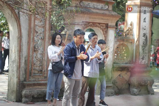 Du kh&aacute;ch nh&eacute;t tiền lẻ v&agrave;o cửa v&agrave; tay tượng tại ng&ocirc;i đền h&agrave;ng trăm năm tuổi ở H&agrave; Tĩnh - Ảnh 1.