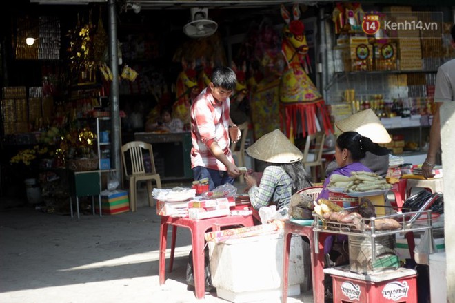 Du kh&aacute;ch nh&eacute;t tiền lẻ v&agrave;o cửa v&agrave; tay tượng tại ng&ocirc;i đền h&agrave;ng trăm năm tuổi ở H&agrave; Tĩnh - Ảnh 2.