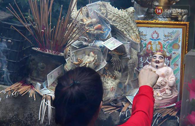 Du kh&aacute;ch nh&eacute;t tiền lẻ v&agrave;o cửa v&agrave; tay tượng tại ng&ocirc;i đền h&agrave;ng trăm năm tuổi ở H&agrave; Tĩnh - Ảnh 5.