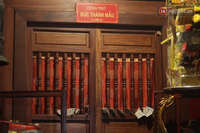 Du kh&aacute;ch nh&eacute;t tiền lẻ v&agrave;o cửa v&agrave; tay tượng tại ng&ocirc;i đền h&agrave;ng trăm năm tuổi ở H&agrave; Tĩnh - Ảnh 7.