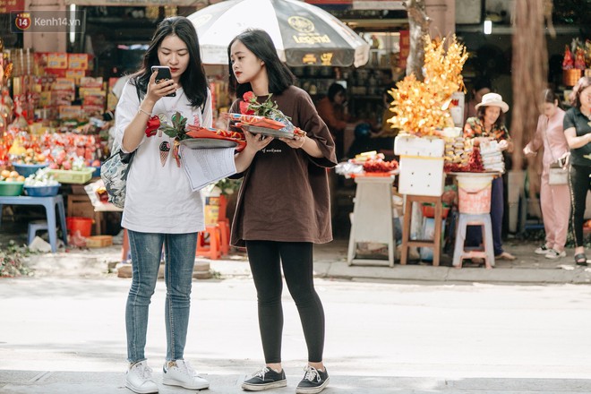 Ngày Valentine, nhiều bạn trẻ nô nức tới chùa Hà cầu mong khi đi lẻ bóng, khi về có đôi - Ảnh 5.