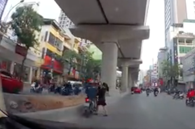 Clip: Người phụ nữ bế theo trẻ nhỏ đi bộ sang đường bị xe máy tông trực diện - Ảnh 2.