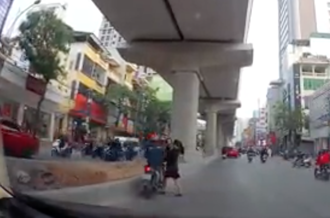 Clip: Người phụ nữ bế theo trẻ nhỏ đi bộ sang đường bị xe m&aacute;y t&ocirc;ng trực diện - Ảnh 2.