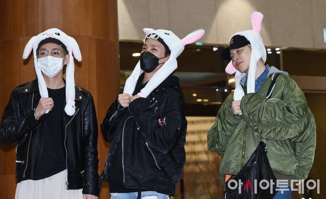 V, J-Hope và Jimin của BTS thua độ nên phải đội nguyên dàn mũ tai thỏ đi sân bay? - Ảnh 2.