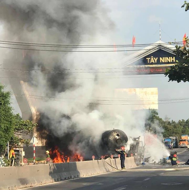 Tây Ninh: Xe chở xăng dầu tông dải phân cách rồi bốc cháy dữ dội, người đi đường bỏ chạy tán loạn  - Ảnh 2.