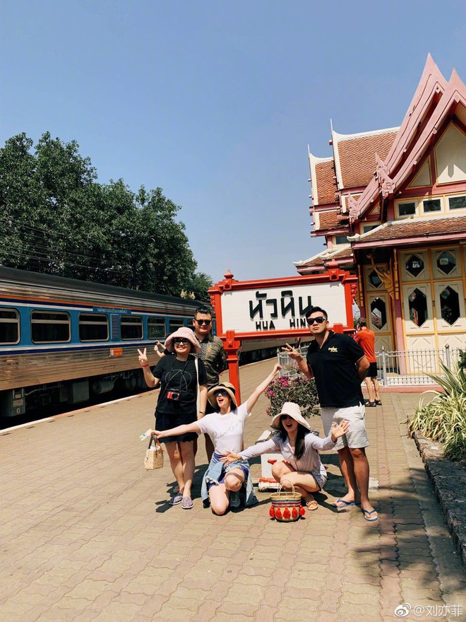 Chất lượng cuộc sống gia đình không phải là số tiền bỏ ra, mà là khoảng thời gian để cùng nhau trải nghiệm những chuyến du lịch đầy niềm vui. Hình ảnh gia đình trong chuyến du lịch và ghi lại những thước phim soi chân đầy hài hước chắc chắn sẽ khiến bạn nở nụ cười.