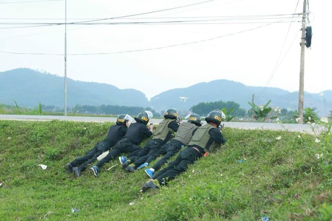 Công an vây nhóm đối tượng nghi buôn ma túy: Mẹ của đối tượng gào khóc kêu gọi con trai ra đầu hàng - Ảnh 3.